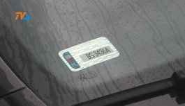 Pożegnanie z nalepkami na szybach samochodów