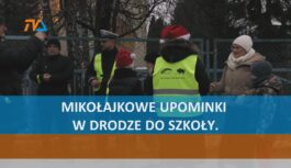 Mikołajkowe upominki w drodze do szkoły.